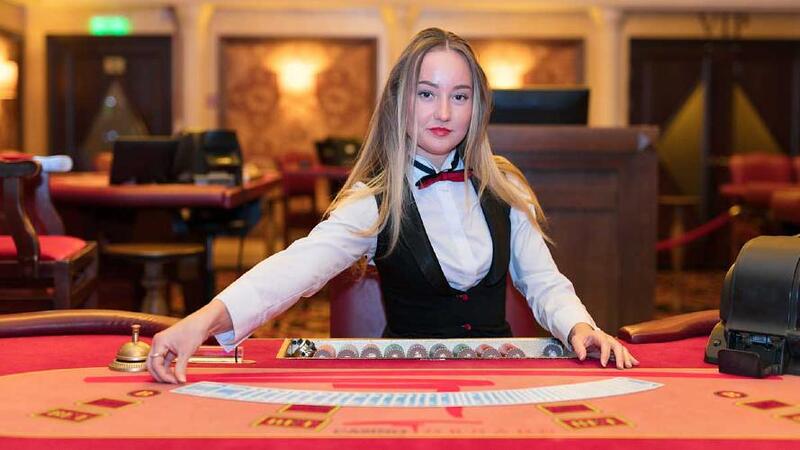 Chơi live casino với người chia bài thật